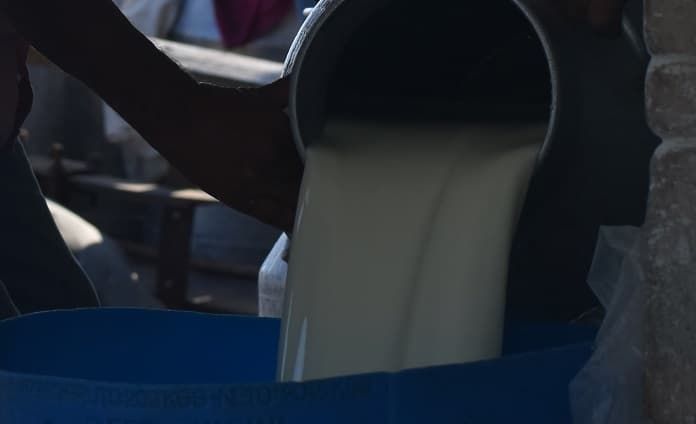 ¿Quién le echa el agua a la leche?