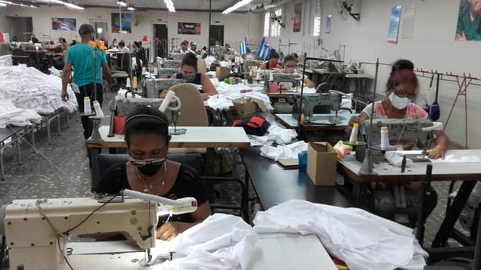 Costureras de Melissa a toda máquina para garantizar uniformes escolares