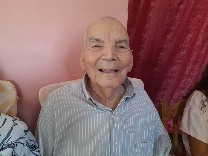 100 años y fuerte como un tronco