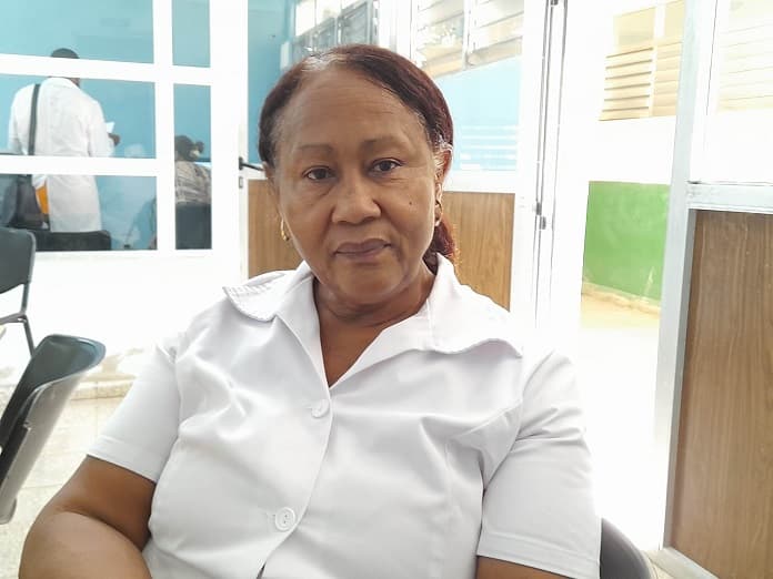 Una mujer con cofia y larga trayectoria