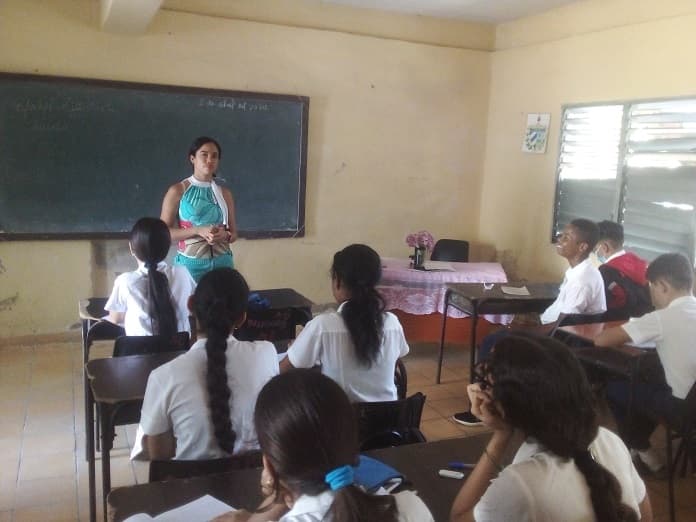 Joven directora de una escuela destaca por su profesionalidad