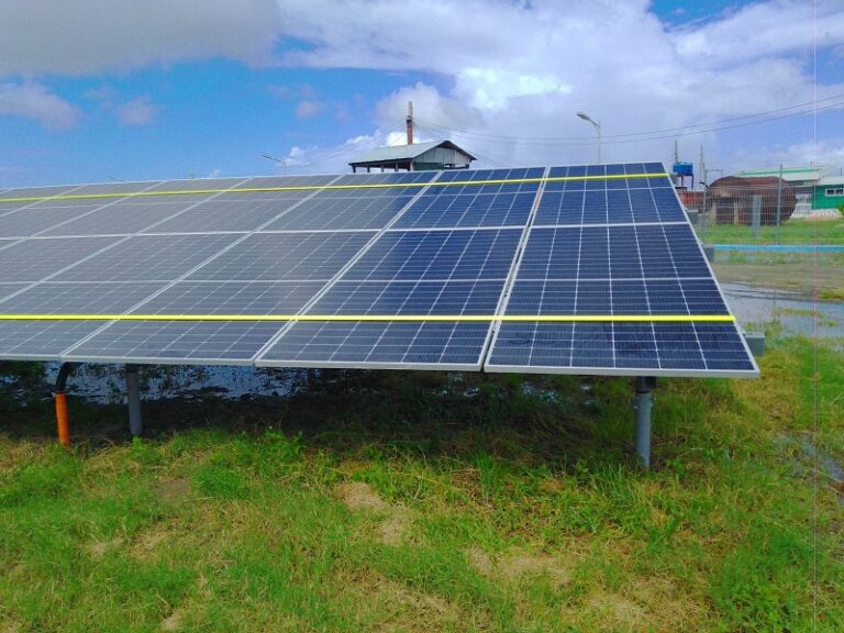 Trabajadores eléctricos resguardan parques solares fotovoltaicos