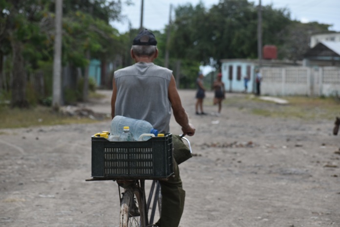 Agua hombre cargando agua en Mejias