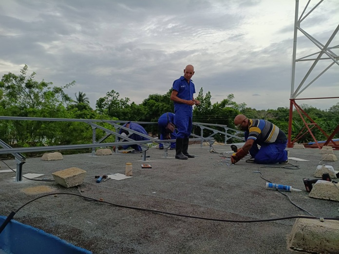 Llegó a Jobabo el equipamiento para sistema fotovoltaico que evitará aislamiento telecomunicacional durante apagones 2 etecsa instalación de paneles Jobabo