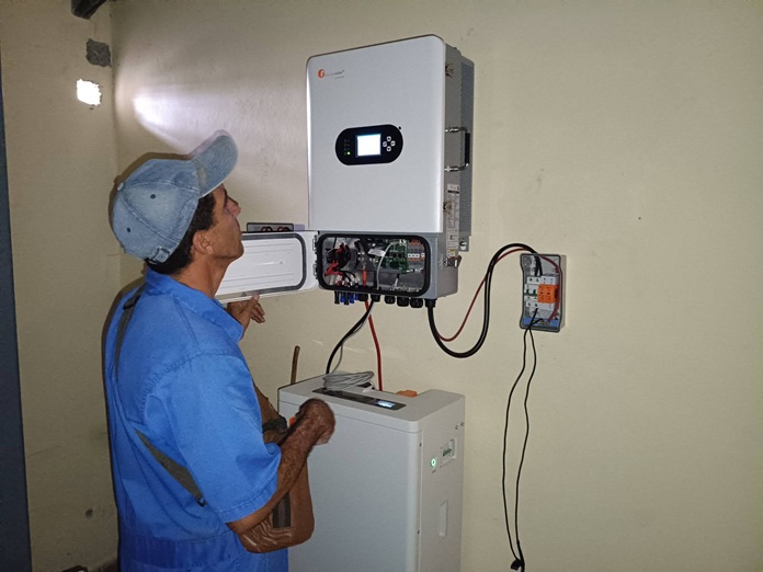 Llegó a Jobabo el equipamiento para sistema fotovoltaico que evitará aislamiento telecomunicacional durante apagones 1 etecsa jobabo inversor
