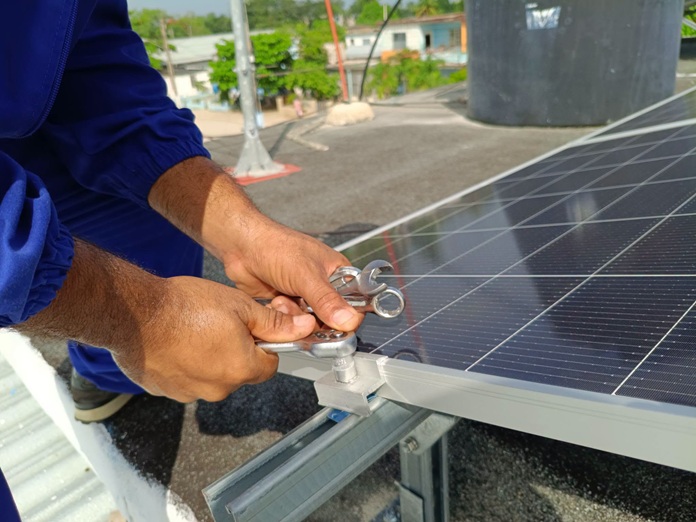 Avanza instalación de sistema fotovoltaico en Centro de Telecomunicaciones de Jobabo 1 paneles instalacion etecsa Jobabo